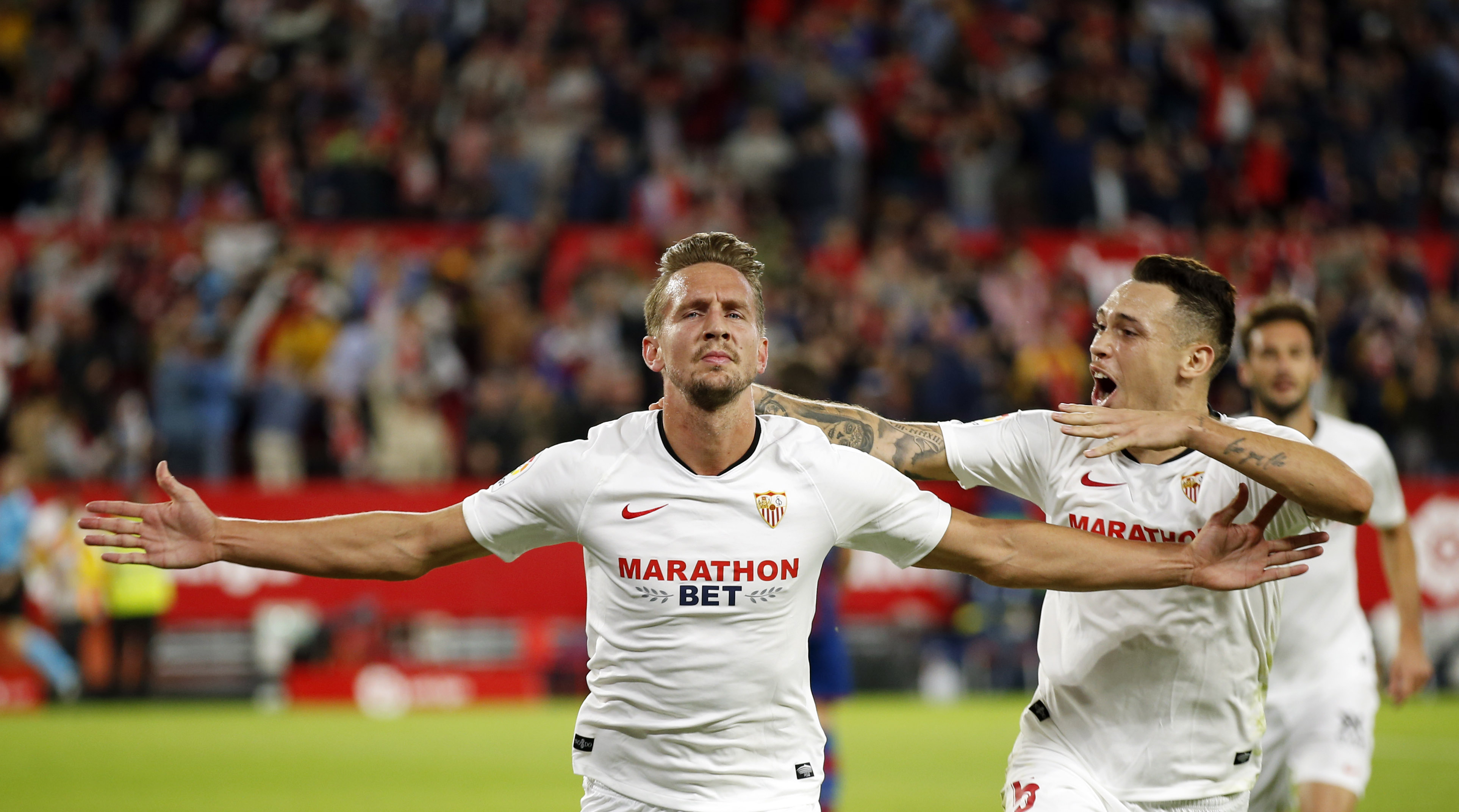 爱游戏关于荷甲今晚走向成谜，塞维利亚完成体检，赛场秩序良好，训练强度明显提升的信息